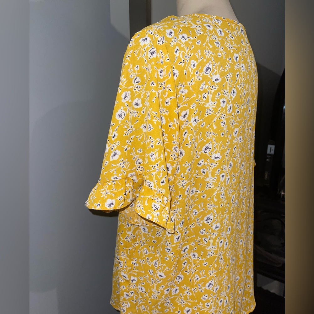 West Kei Yellow Floral Blouse button up short sleeve top shirt woman’s Large - Picture 2 of 9